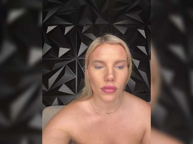 LYALYAtop live cam preview