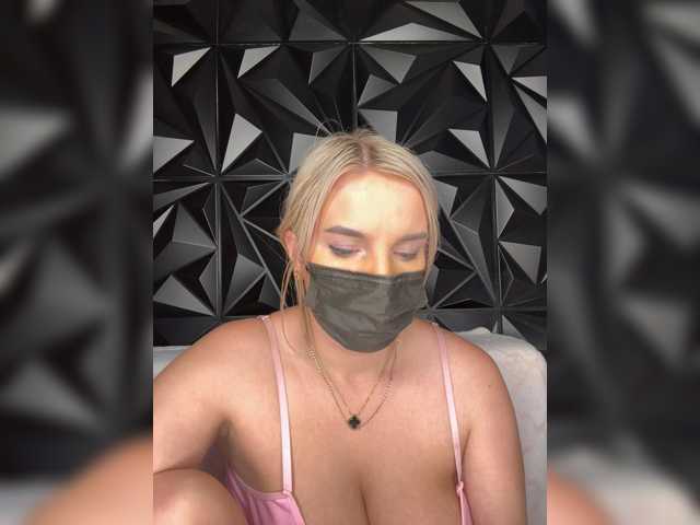 LYALYAtop live cam preview