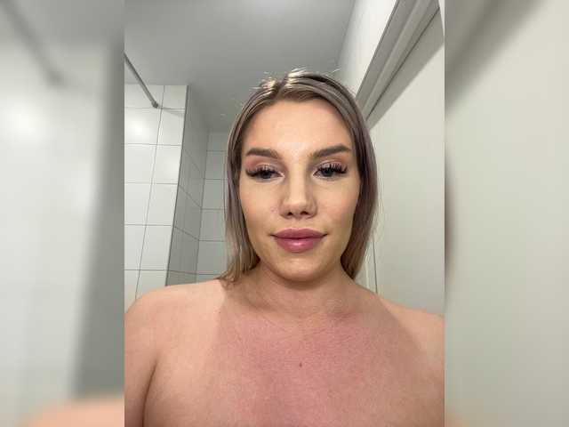 le modèle LYALYAtop est en webcam porno dans un show sur le site bongacams, il possède les tags suivants: White/Caucasian,Blonde,Shaved