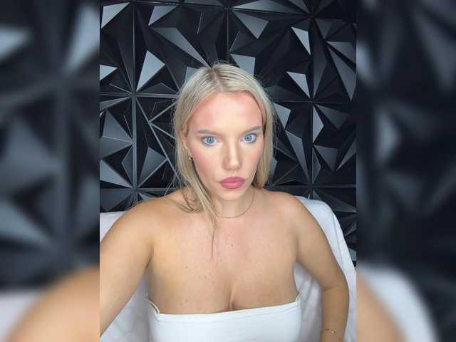 LYLAtop live cam on BongaCams