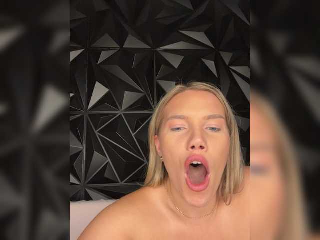 LYLAtop live cam on BongaCams
