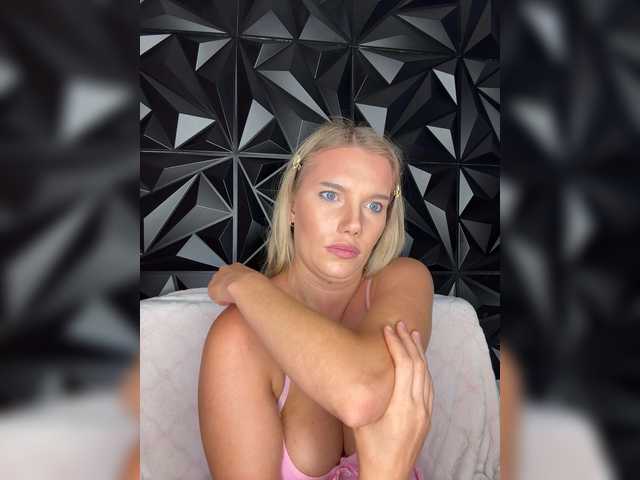 LYLAtop live cam on BongaCams