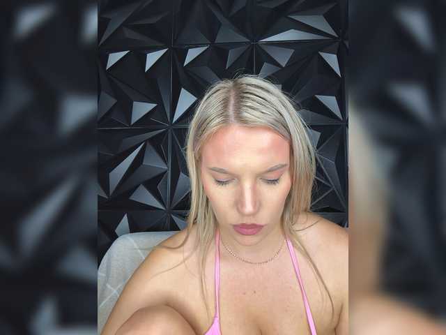 LYLAtop live cam on BongaCams