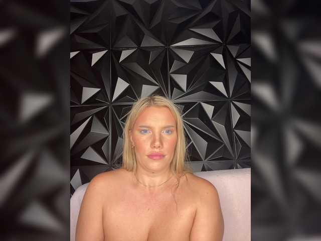 LYLAtop live cam on BongaCams