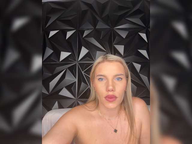 LYLAtop live cam on BongaCams