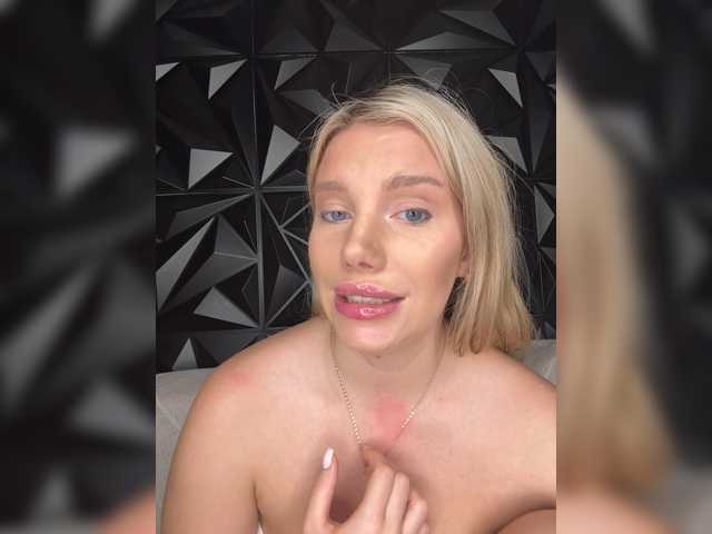 LYALYAtop live cam preview