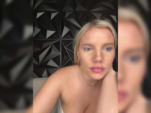 LYALYAtop live cam preview