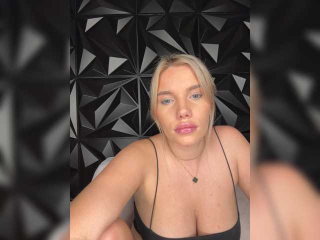 LYLAtop, live now on BongaCams