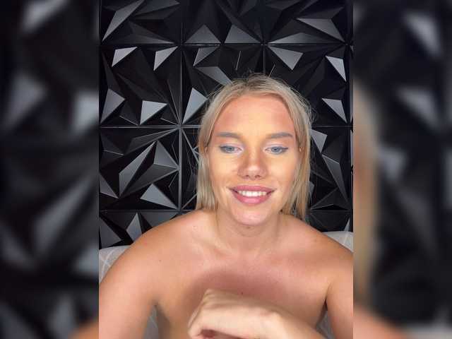 LYLAtop live cam on BongaCams