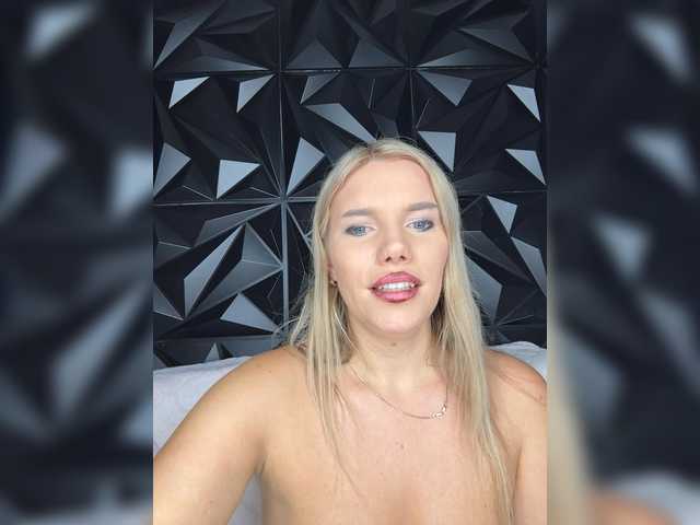 LYLAtop live cam on BongaCams