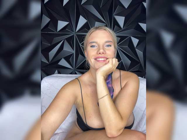 LYLAtop live cam on BongaCams
