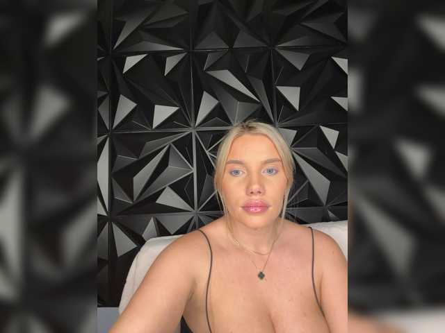 LYLAtop, live now on BongaCams