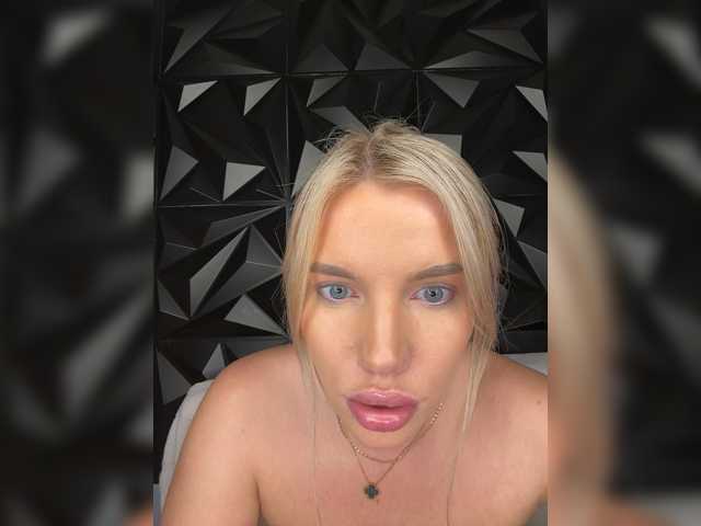 LYLAtop, live now on BongaCams