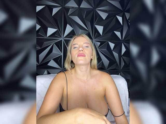 LYLAtop live webcam show