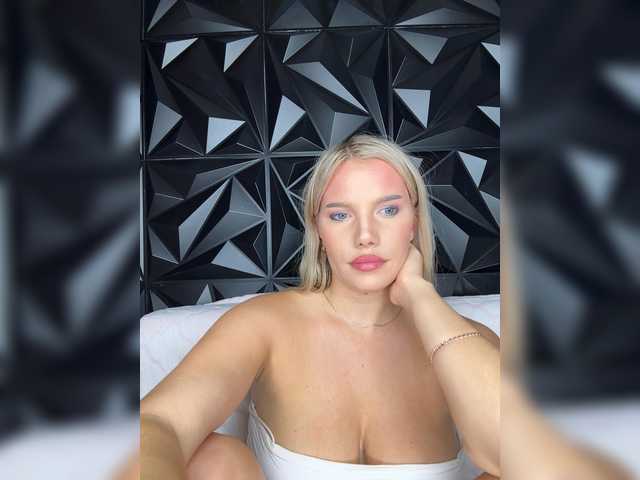 LYLAtop live cam on BongaCams
