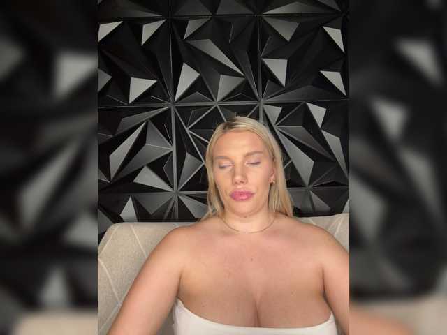 LYALYAtop live cam preview