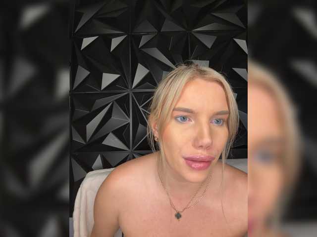 LYLAtop, live now on BongaCams