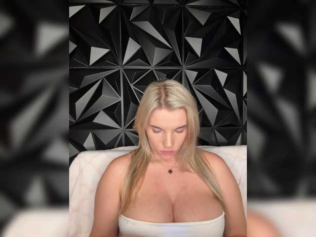 LYLAtop live cam on BongaCams