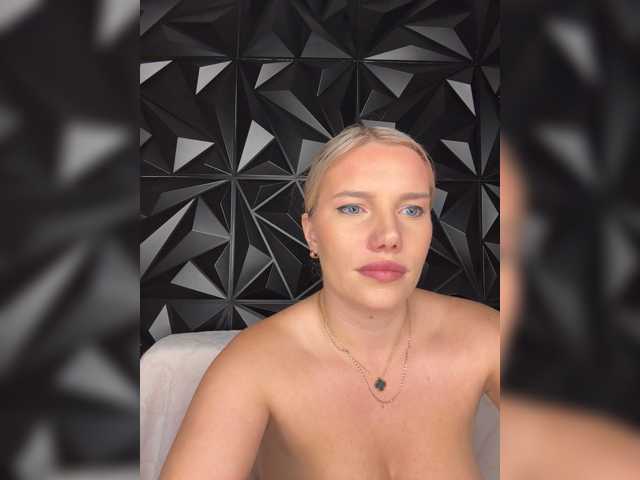 LYLAtop live cam on BongaCams