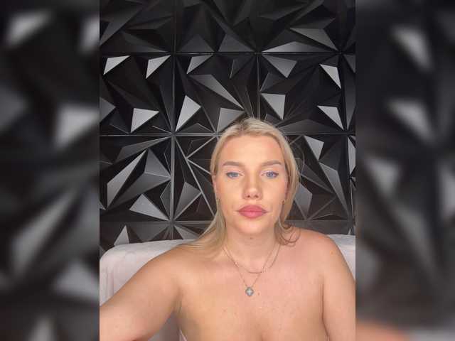 LYLAtop live cam on BongaCams