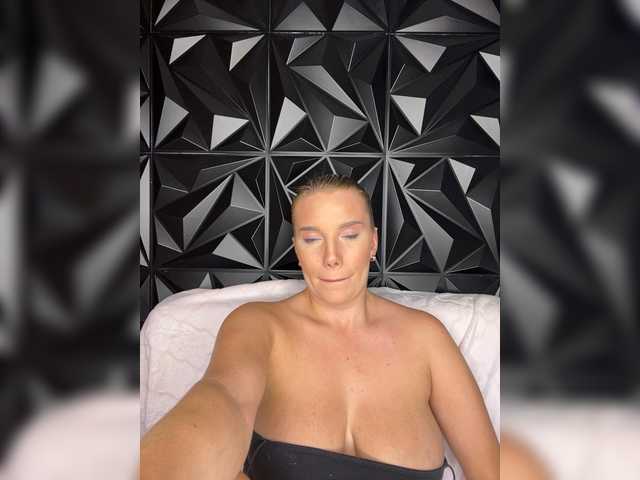 LYLAtop live webcam show