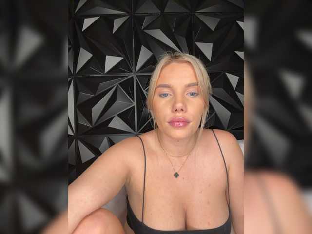 LYLAtop, live now on BongaCams