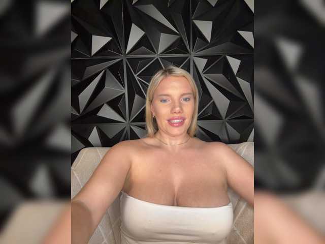 LYALYAtop live cam preview