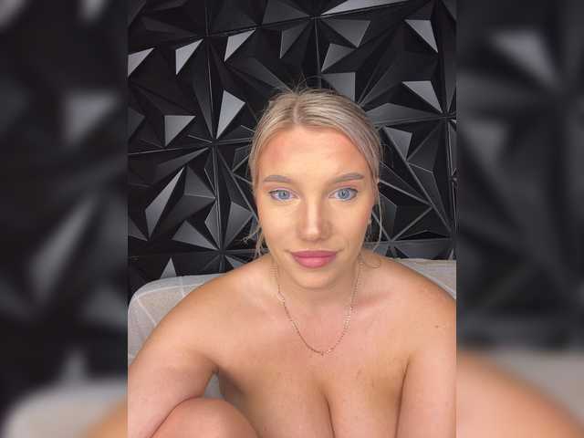 LYLAtop live cam on BongaCams
