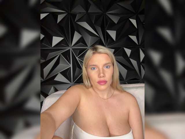 LYLAtop, live now on BongaCams