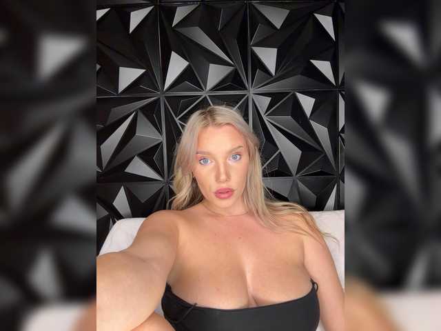 LYLAtop live cam on BongaCams