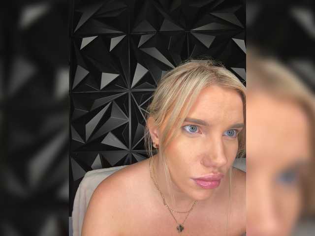LYLAtop, live now on BongaCams
