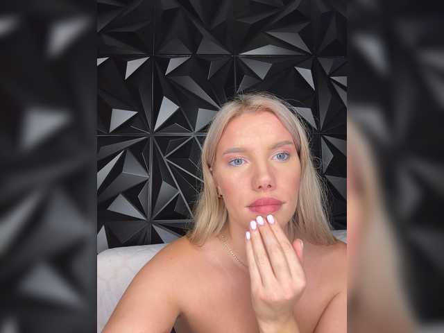 LYLAtop live cam on BongaCams