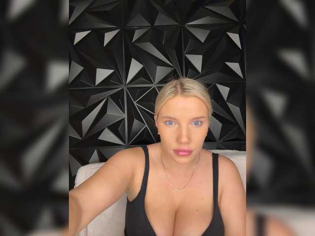 LYLAtop, live now on BongaCams