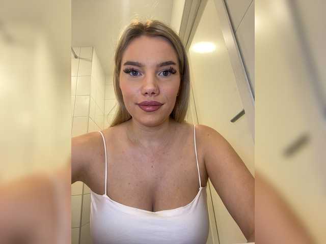 LYLAtop live cam on BongaCams