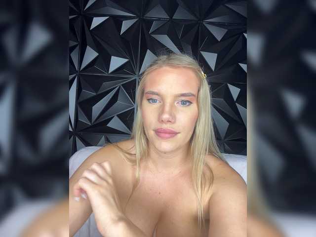 LYLAtop live cam on BongaCams