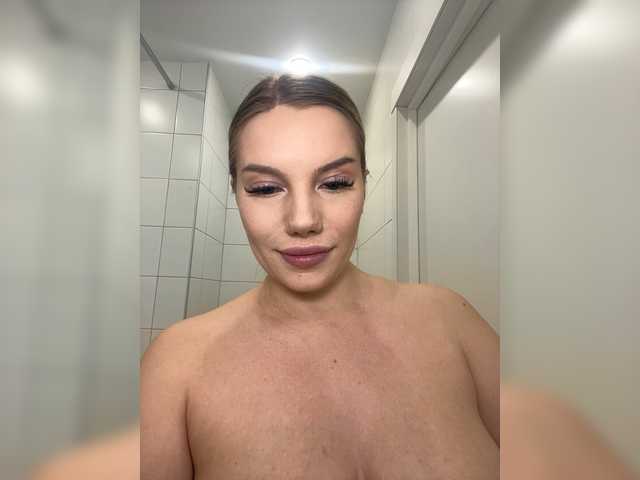 Chat with LYALYAtop live cam