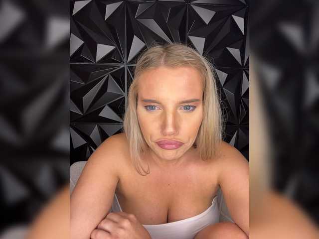 LYLAtop live cam on BongaCams