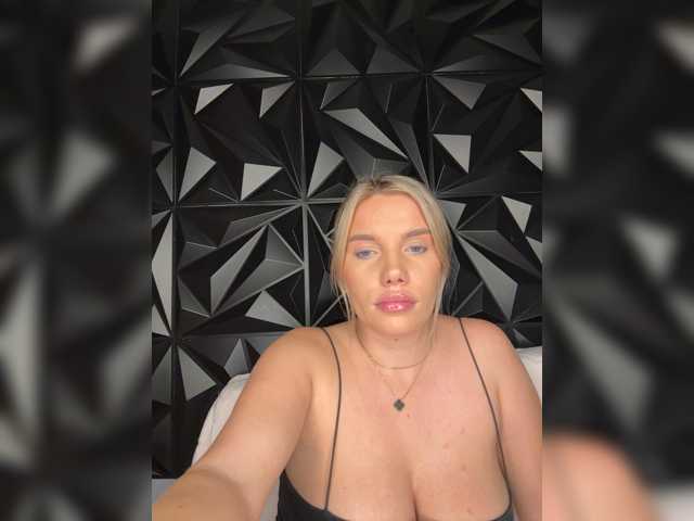 LYLAtop, live now on BongaCams