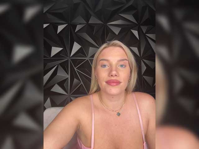 LYLAtop live cam on BongaCams