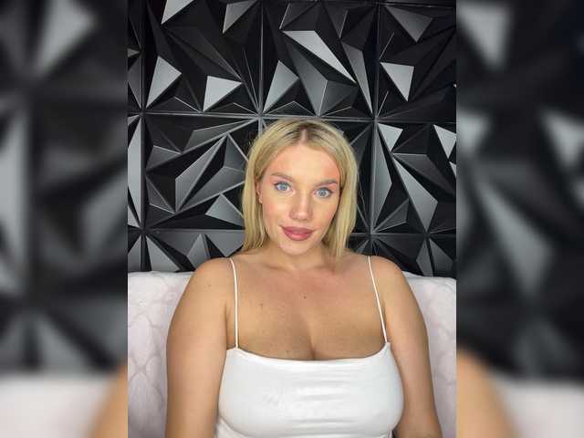 LYLAtop live cam on BongaCams