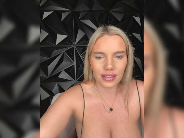 LYLAtop, live now on BongaCams