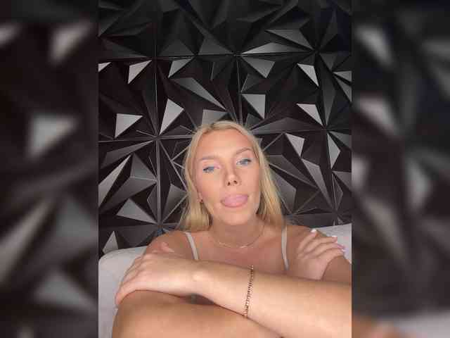 LYALYAtop webcam