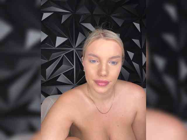 Modella: LYALYAtop