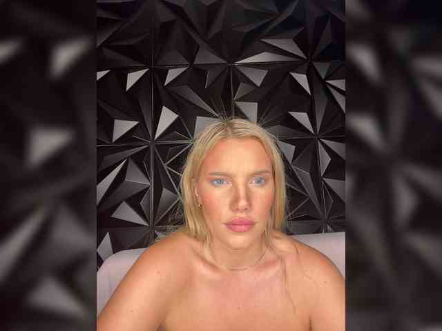 LYALYAtop webcam