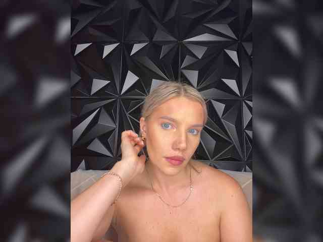 LYALYAtop webcam