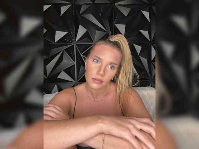 LYALYAtop webcam