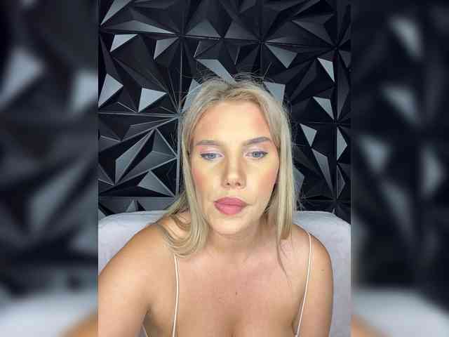Modella: LYALYAtop
