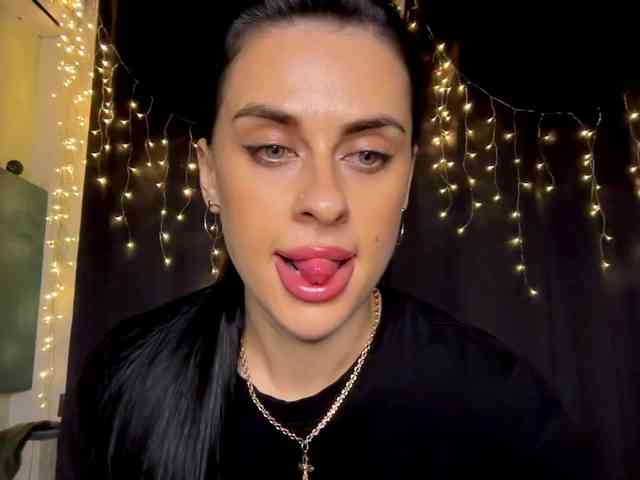 モデル: Taatiaana