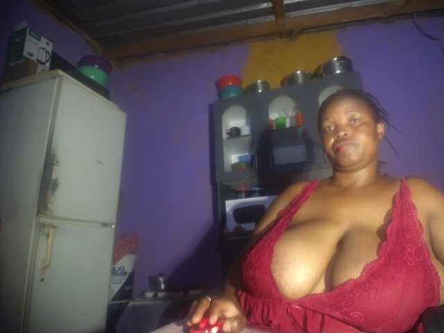 le modèle Melonboobs1 est en webcam porno dans un show sur le site bongacams, il possède les tags suivants: Ebony,Redhead,Hairy