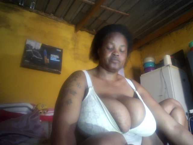le modèle Melonboobs1 est en webcam porno dans un show sur le site bongacams, il possède les tags suivants: Ebony,Brunette,Hairy
